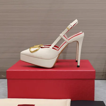 ヴァレンティノ サンダル