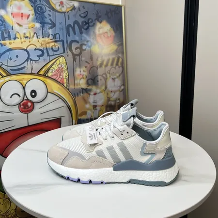 アディダス スニーカー