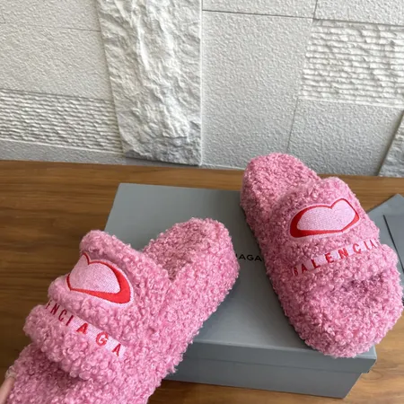 バレンシアガ スリッパ