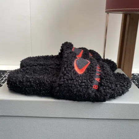 バレンシアガ スリッパ