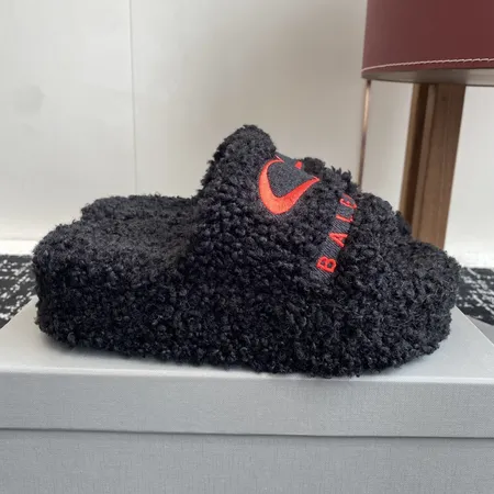 バレンシアガ スリッパ