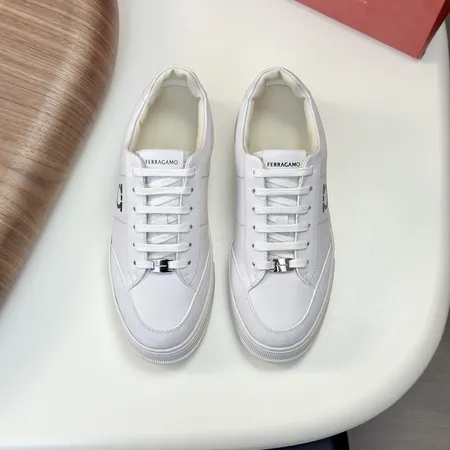 フェラガモ カジュアルシューズ