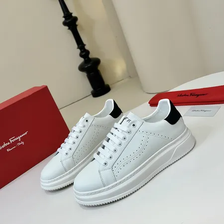 フェラガモ カジュアルシューズ