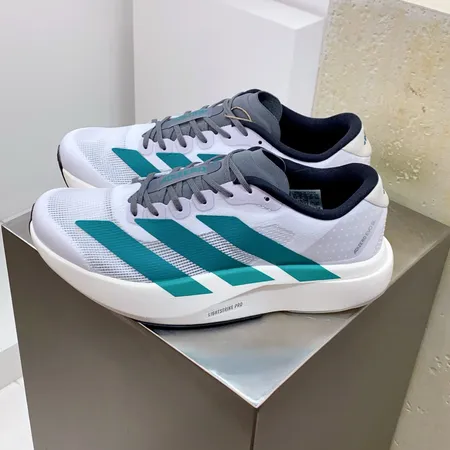 アディダス スニーカー