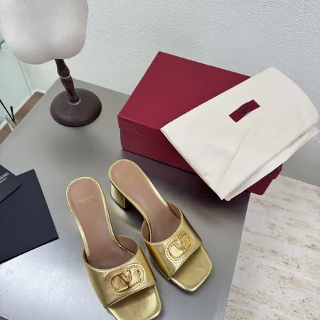 ヴァレンティノ サンダル