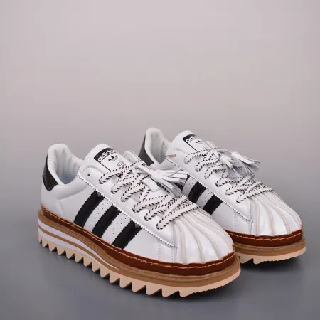 アディダス カジュアルシューズ