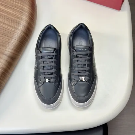 フェラガモ カジュアルシューズ
