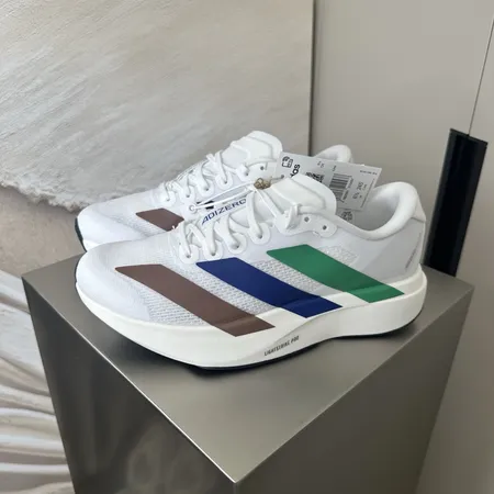 アディダス スニーカー