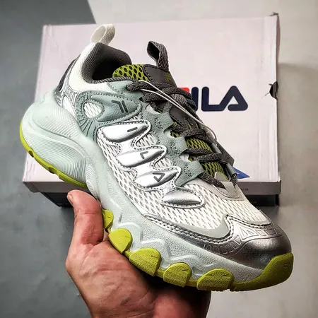 フィラ スニーカー