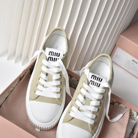 ミュウミュウ カジュアルシューズ