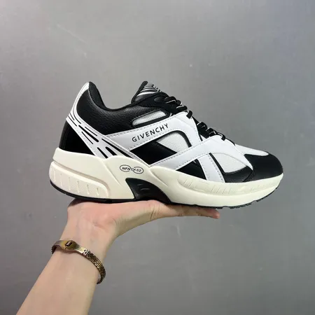 ジバンシィ スニーカー