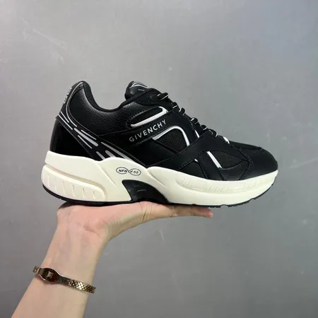 ジバンシィ スニーカー