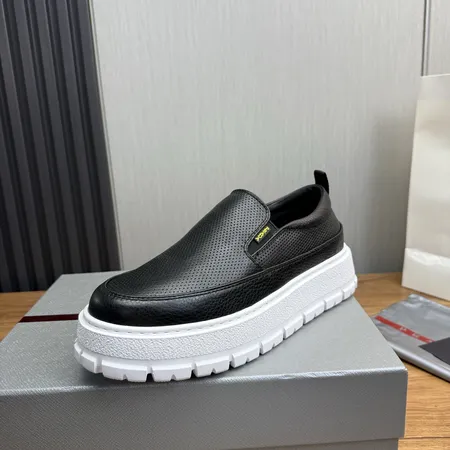 プラダ カジュアルシューズ