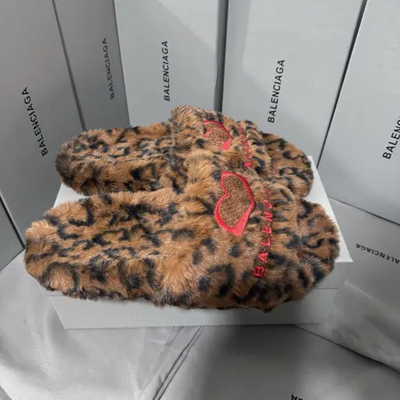 バレンシアガ スリッパ