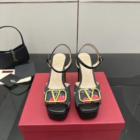 ヴァレンティノ サンダル