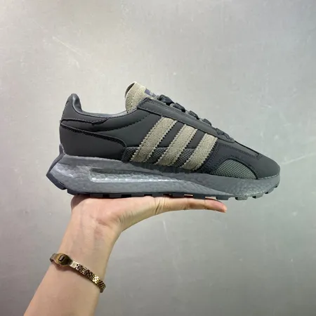 アディダス スニーカー