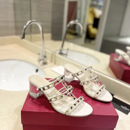 ヴァレンティノ サンダル