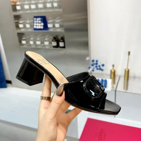 ヴァレンティノ サンダル