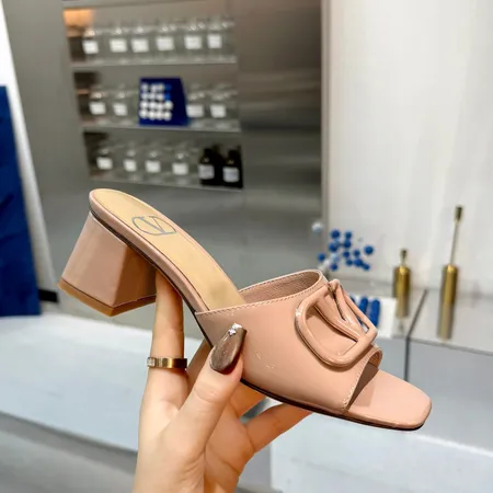 ヴァレンティノ サンダル