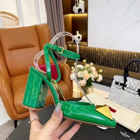 ヴァレンティノ サンダル