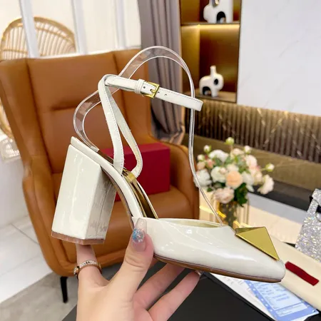 ヴァレンティノ サンダル