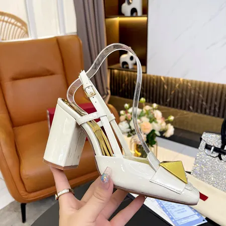 ヴァレンティノ サンダル