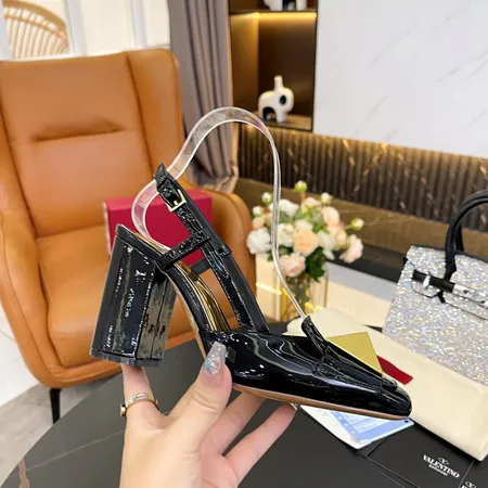 ヴァレンティノ サンダル