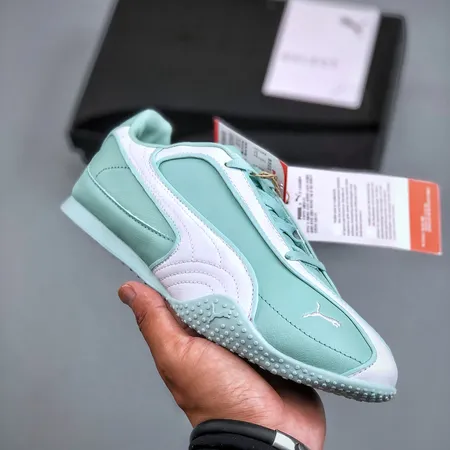 プーマ スニーカー