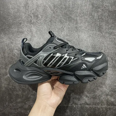 アディダス スニーカー