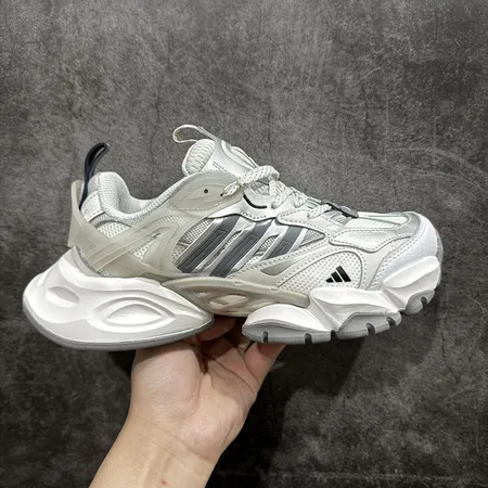 アディダス スニーカー