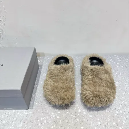 バレンシアガ スリッパ