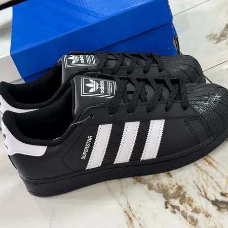 アディダス スニーカー