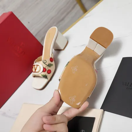 ヴァレンティノ サンダル