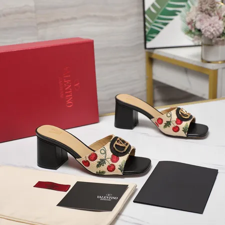 ヴァレンティノ サンダル