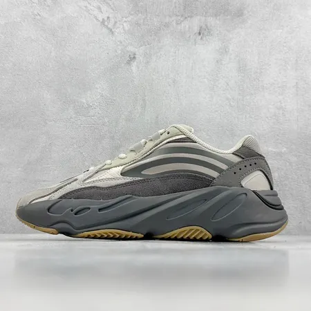 アディダス スニーカー