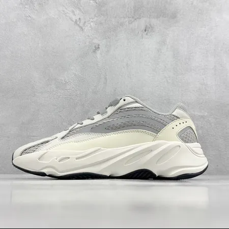 アディダス スニーカー