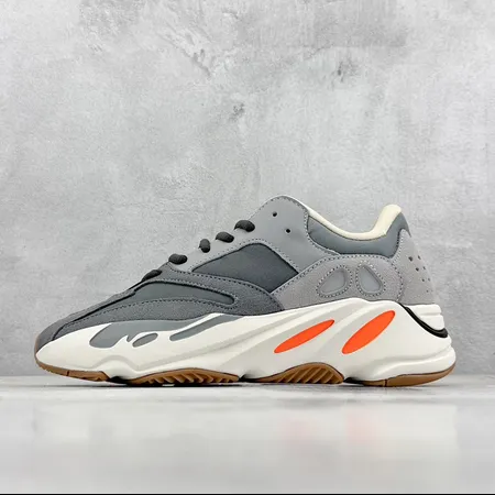 アディダス スニーカー