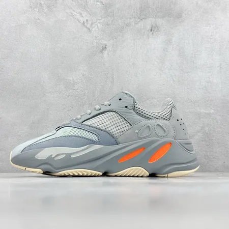 アディダス スニーカー