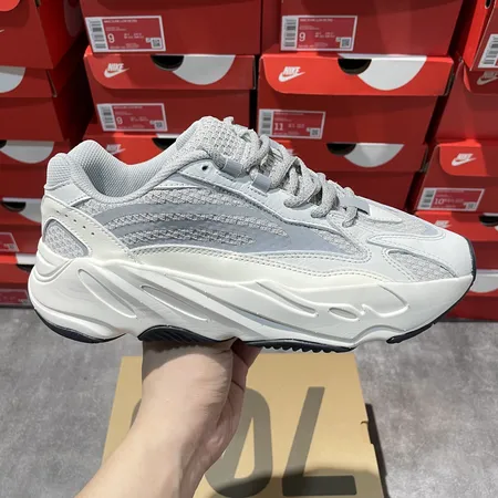 アディダス スニーカー