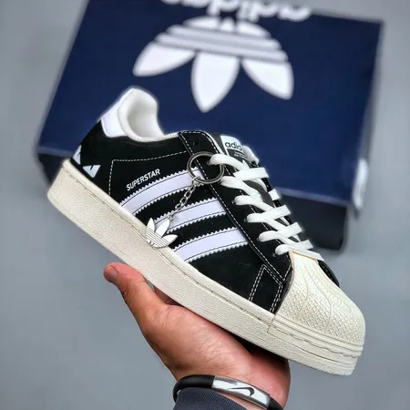 アディダス カジュアルシューズ