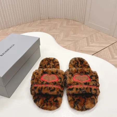 バレンシアガ スリッパ