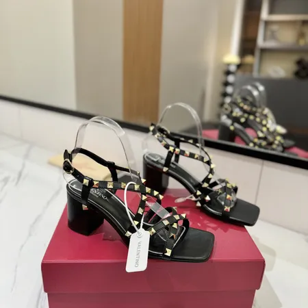 ヴァレンティノ サンダル