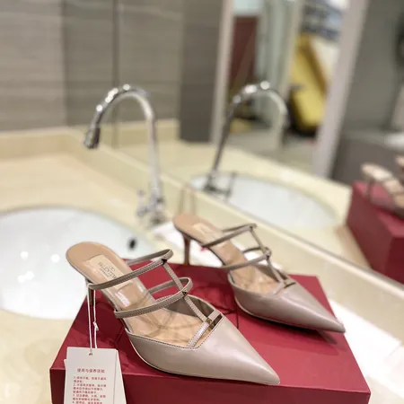 ヴァレンティノ サンダル