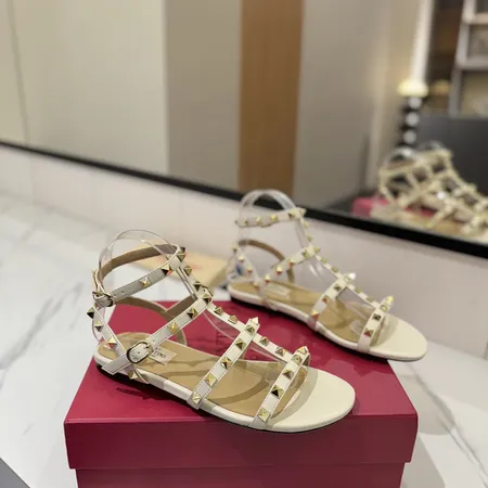 ヴァレンティノ サンダル