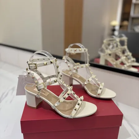 ヴァレンティノ サンダル