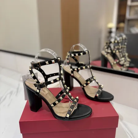 ヴァレンティノ サンダル