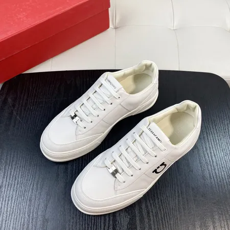 フェラガモ カジュアルシューズ