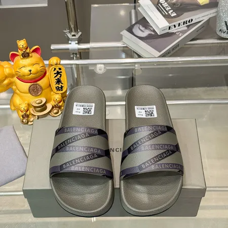 バレンシアガ スリッパ