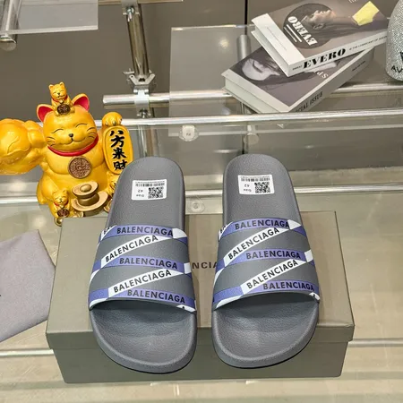 バレンシアガ スリッパ