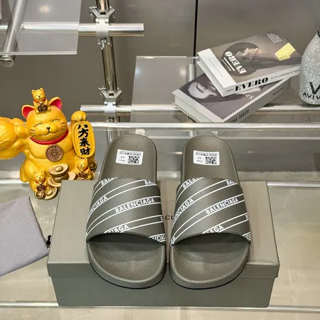 バレンシアガ スリッパ